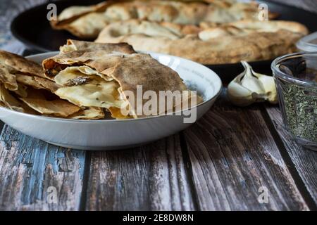 Pizza Puff con Anchovie. Piatto tradizionale contadino. Foto Stock