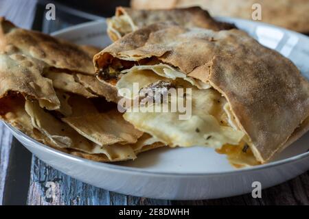 Pizza Puff con Anchovie. Piatto tradizionale contadino. Foto Stock