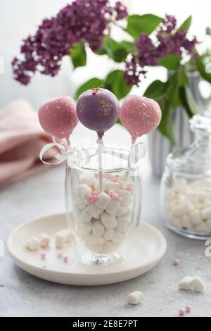 torta colorata in un bicchiere con marshmallows Foto Stock