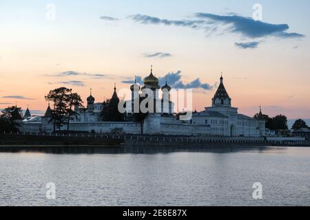 Monastero della Santissima Trinità Ipatiev al tramonto. Monastero-monastero di Ipatiev nella parte occidentale di Kostroma sulle rive del fiume omonimo n. Foto Stock