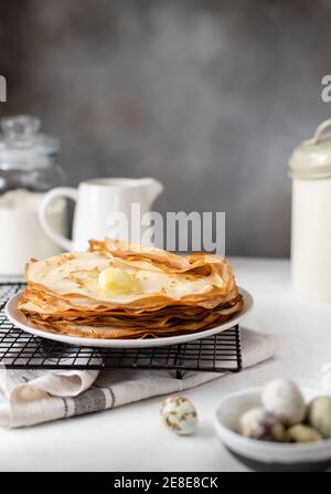 impaccate di crespelle calde sottili con burro. frittelle sottili Foto Stock