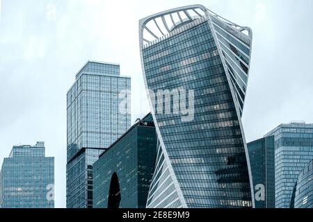 Frammento di un complesso di alti edifici per uffici. Foto di alta qualità Foto Stock