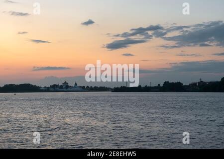 Monastero della Santissima Trinità Ipatiev al tramonto. Monastero-monastero di Ipatiev nella parte occidentale di Kostroma sulle rive del fiume omonimo n. Foto Stock