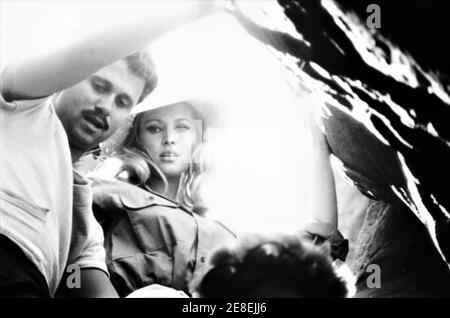 URSULA ANDRESS sul luogo candid durante il tiro di posizione nel deserto di Negev in Israele per LEI 1965 regista ROBERT GIORNO basato sul romanzo di H. Rider Haggard Hammer Films / Warner - Pathe Distributori Foto Stock