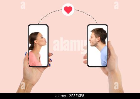 Giovane coppia baciando con smartphone, collage creativo Foto Stock