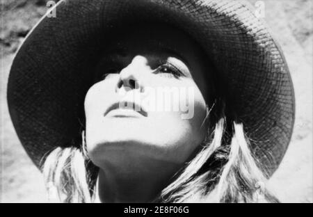 URSULA ANDRESS sul luogo candid durante il tiro di posizione nel deserto di Negev in Israele per LEI 1965 regista ROBERT GIORNO basato sul romanzo di H. Rider Haggard Hammer Films / Warner - Pathe Distributori Foto Stock