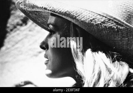 URSULA ANDRESS sul luogo candid durante il tiro di posizione nel deserto di Negev in Israele per LEI 1965 regista ROBERT GIORNO basato sul romanzo di H. Rider Haggard Hammer Films / Warner - Pathe Distributori Foto Stock