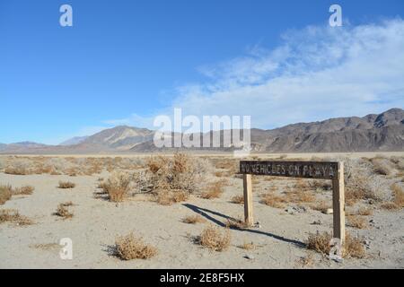 vela roccia lasciando un lungo sentiero nel deserto di L'ippodromo Playa segna il percorso di uno dei Misteriose rocce in movimento nella Death Valley Nation Foto Stock