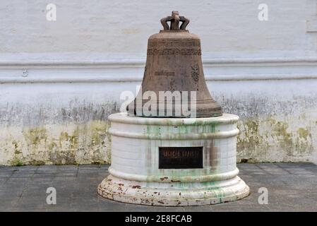 Il testo sul piatto della campana: La campana dell'orologio. Contributo di D. I. Godunov al monastero di Ipatiev. Monastero della Santissima Trinità Ipatiev. Ipatiev monasta Foto Stock