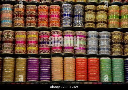 Colorati bangle in vetro e metallo in esposizione presso lo scaffale Clifton Karachi Pakistan Foto Stock