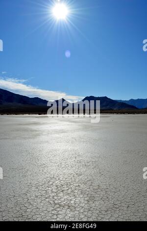 vela roccia lasciando un lungo sentiero nel deserto di L'ippodromo Playa segna il percorso di uno dei Misteriose rocce in movimento nella Death Valley Nation Foto Stock