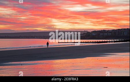 Portobello, Edimburgo, Scozia, Regno Unito. 31 gennaio 2021. Incredibile alba per vedere il primo mese del 2021. Raffreddare a meno di 2 gradi, ma non ha arrestato la gente che esce e sta per esercitare e migliorare la loro salute mentale. Foto Stock