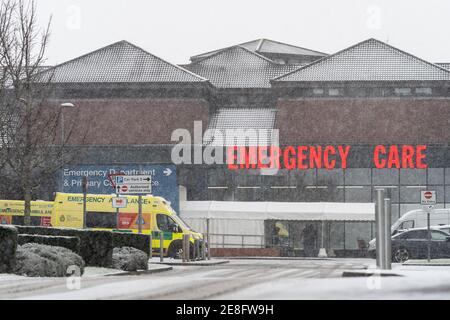 Kings Mill ospedale neve pesante caduta nevicare grave tempo mettendo Moderno centro di pronto soccorso NHS sotto pressione durante l'inverno pandemia Foto Stock