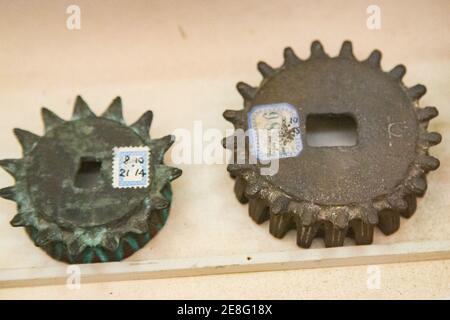 Museo Egizio il Cairo, oggetti che si dice siano gearing. Sono infatti cornici a corona, i denti degli ingranaggi sono piccoli serpenti (uraei). Foto Stock