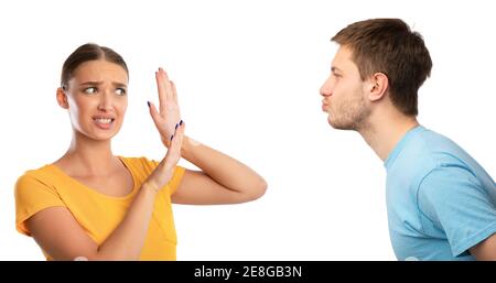 L'uomo che cerca di baciare la donna confusa che lo respinge Foto Stock