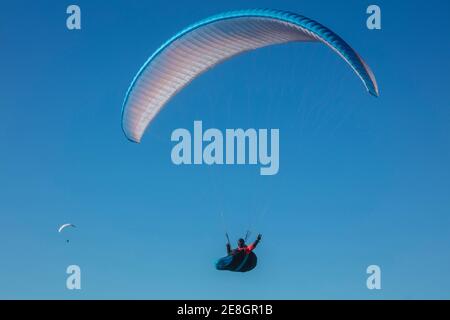 Sky Glider sopra le montagne Salutando fotografo. Mentre beeing in mirino saluta me con il segno della vittoria. Dietro di lui un altro Glider in azione. Foto Stock