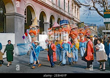 Il variopinto Carnevale di Nizza a Nizza (Francia), 8 febbraio 1959 – il carnevale invernale è uno dei principali eventi di strada del mondo, insieme ai carnevali a Rio e Venezia e ai Mardi Gras a New Orleans. Si tiene annualmente a febbraio (talvolta all'inizio di marzo) a Nizza, sulla Costa Azzurra. Qui gli uomini in maschere giganti si uniscono all'evento. Foto Stock