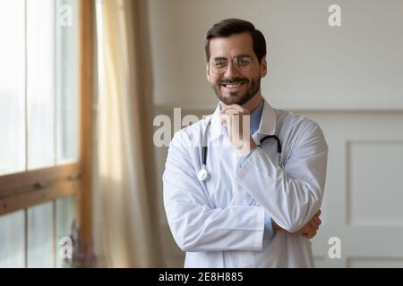 Ritratto di sorridente medico in uniforme medica bianca Foto Stock