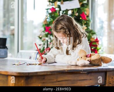 La scolaretta è un disegno a matita su un album in cantiere Foto stock -  Alamy