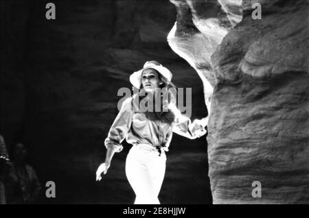 URSULA ANDRESS sul luogo candid durante il tiro di posizione nel deserto di Negev in Israele per LEI 1965 regista ROBERT GIORNO basato sul romanzo di H. Rider Haggard Hammer Films / Warner - Pathe Distributori Foto Stock