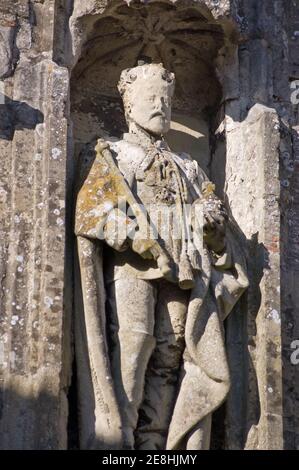 La statua in pietra del Re Edoardo VII si inserì nella porta nord medievale della vicina cattedrale di Salisbury, Wiltshire. Statua storica, in mostra pubblica ov Foto Stock