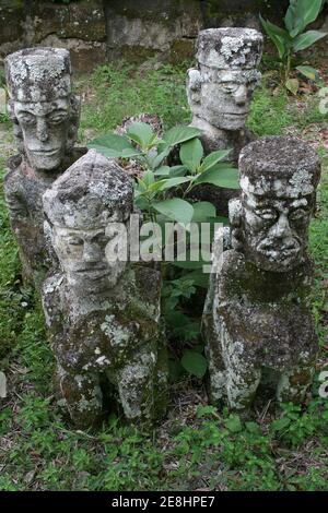 Sculture in pietra a Tomok. Samosir Island, Lago Toba, Sumatra Foto Stock