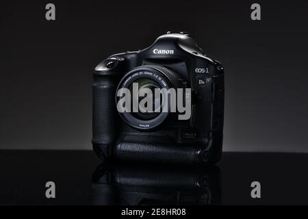 RUSSIA, BARNAUL-21 NOVEMBRE 2020: Canon EOS 1ds marca 2 reflex su sfondo nero.materiale editoriale illustrativo Foto Stock