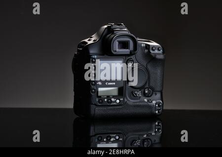 RUSSIA, BARNAUL-21 NOVEMBRE 2020: Canon EOS 1ds marca 2 reflex su sfondo nero.materiale editoriale illustrativo Foto Stock