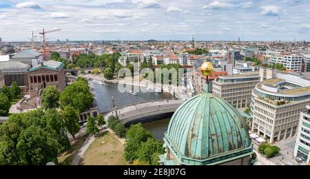 Vista dalla cattedrale di Berlino, vista sul fiume Sprea con Friedrichsbruecke e Alte Nationalgallerie, Berlin-Mitte, Berlino, Germania Foto Stock