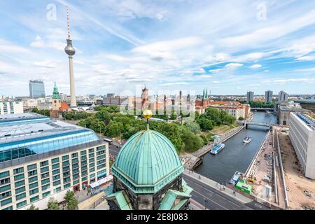 Vista dalla cattedrale di Berlino, vista sulla Torre della TV e sul Municipio Rosso, sul retro del Municipio Vecchio, sulla Chiesa parrocchiale destra, la Chiesa Nikolai e Spree Foto Stock