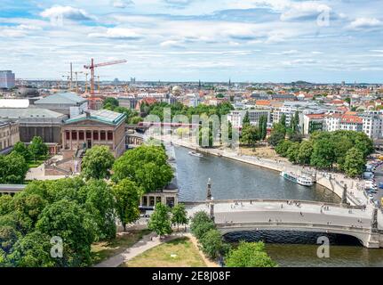 Vista dalla cattedrale di Berlino, vista sul fiume Sprea con Friedrichsbruecke e Alte Nationalgallerie, Berlin-Mitte, Berlino, Germania Foto Stock