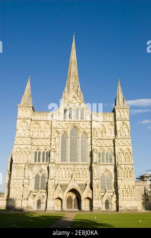 Magnifica facciata ovest della cattedrale di Salisbury, Wiltshire. La Cattedrale fu completata nel XIV secolo. Foto Stock