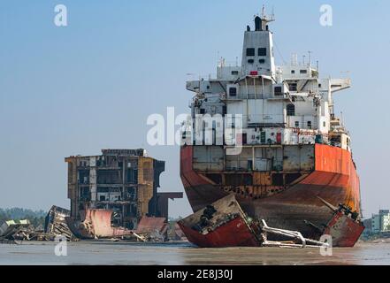 Grandi navi portacontainer pronte a rompersi, Chittagong Ship Breaking Yard, Chittagong, Bangladesh Foto Stock