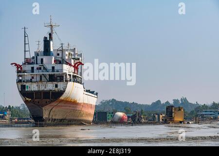 Grandi navi portacontainer pronte a rompersi, Chittagong Ship Breaking Yard, Chittagong, Bangladesh Foto Stock