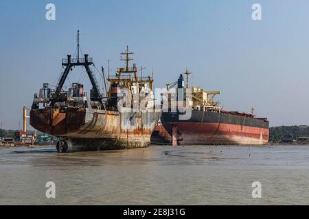 Grandi navi portacontainer pronte a rompersi, Chittagong Ship Breaking Yard, Chittagong, Bangladesh Foto Stock