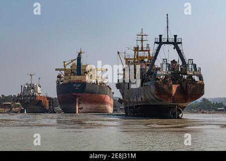 Grandi navi portacontainer pronte a rompersi, Chittagong Ship Breaking Yard, Chittagong, Bangladesh Foto Stock