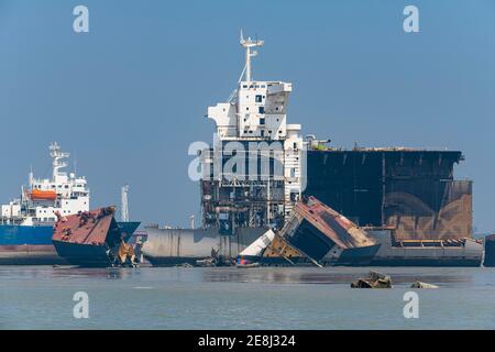 Grandi navi portacontainer pronte a rompersi, Chittagong Ship Breaking Yard, Chittagong, Bangladesh Foto Stock