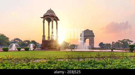La porta dell'India e la tettoia al tramonto a Nuova Delhi, vista dal National War Memorial Foto Stock