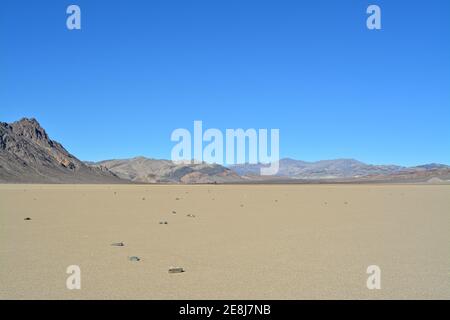 vela roccia lasciando un lungo sentiero nel deserto di L'ippodromo Playa segna il percorso di uno dei Misteriose rocce in movimento nella Death Valley Nation Foto Stock