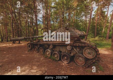 Luogo perduto, vecchio serbatoio arrugginito nella foresta, Stolberg, Nord Reno-Westfalia, Germania Foto Stock