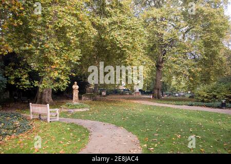 L'ex luogo di sepoltura ora St George's Gardens, Bloomsbury, Londra. Il cimitero georgiano è stato trasformato in giardini pubblici in epoca vittoriana. Foto Stock