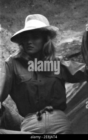 URSULA ANDRESS sul luogo candid durante il tiro di posizione nel deserto di Negev in Israele per LEI 1965 regista ROBERT GIORNO basato sul romanzo di H. Rider Haggard Hammer Films / Warner - Pathe Distributori Foto Stock