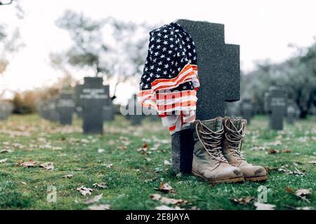 Bandiera nazionale americana e bandiera dell'esercito messo sul laposone in cimitero militare il primo giorno d'autunno Foto Stock