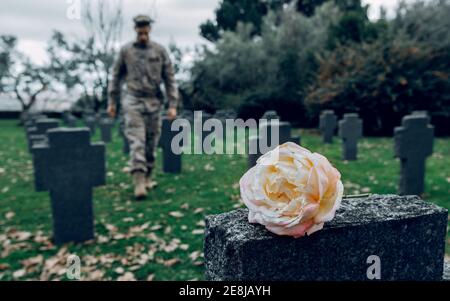 Messa a fuoco morbida di raccolto irriconoscibile barkeeper femmina che si aggraffano con sangue rosso alcolizzato con persona senza volto mentre si lavora in bar Foto Stock