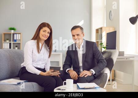 Ritratto di due partner finanziari di successo durante una riunione di lavoro in ufficio Foto Stock