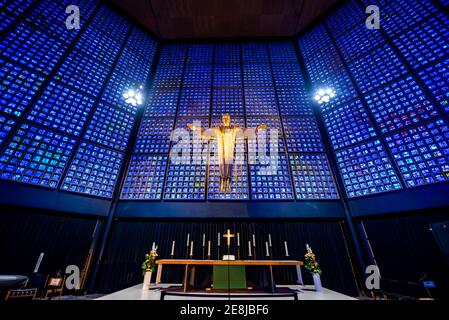 Sala d'altare con resurrezione Cristo di Karl Hemmeter sopra l'altare, vista interna, Kaiser-Wilhelm-Gedaechtniskirche, Charlottenburg, Berlino, Germania Foto Stock