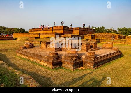 I locali si posano sui monumenti buddisti di Mainamati, Bangladesh Foto Stock