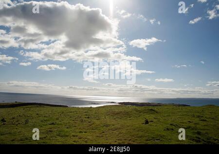 Baia di Wigtown e una vista distante dell'isola di Uomo visto da Knockbrex vicino a Gatehouse della flotta Dumfries e. Galloway Scozia Foto Stock