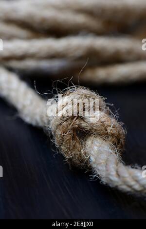 Nodi in corda di iuta, intrecciati, annodati Foto Stock