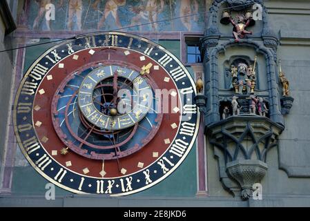 Orologio della torre al campanile a tempo, il ciclogge, la torre del ciglogge, l'orologio dell'astrolabio, la città vecchia bernese, Berna, Canton Berna, Svizzera Foto Stock
